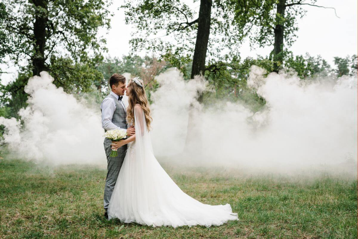 Brautpaar mit Rauchfackeln